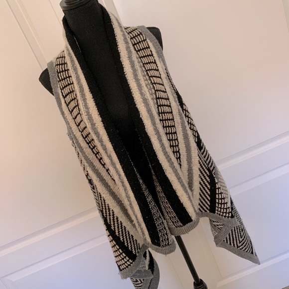 🖤🤍 Sleeveless Cardigan Vest 🤍🖤 - Picture 1 of 12